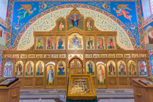 Иконостас церкви Сергия Радонежского в поселке Монолит